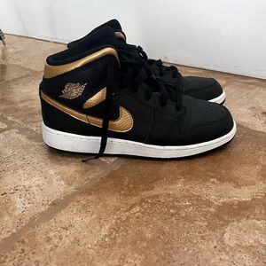 Nike Kids Black and Gold Sneakers